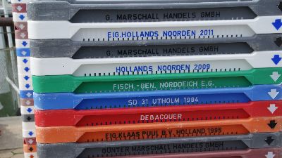 Fischkisten am Hafen Der Fischfang ist international