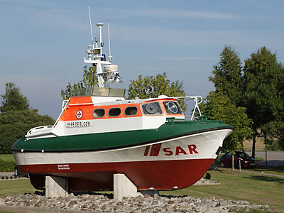In der Dorfmitte steht ein altes Seenot-Rettungs-Schiff SAR: Search and Rescue