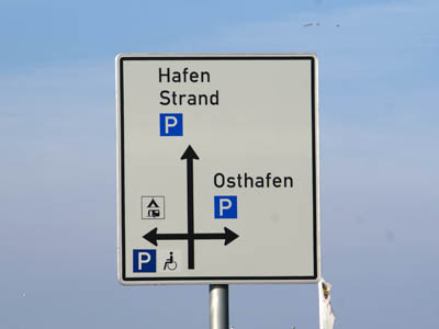 Wegweiser am Hafen In viele Richtungen findet man Interessantes